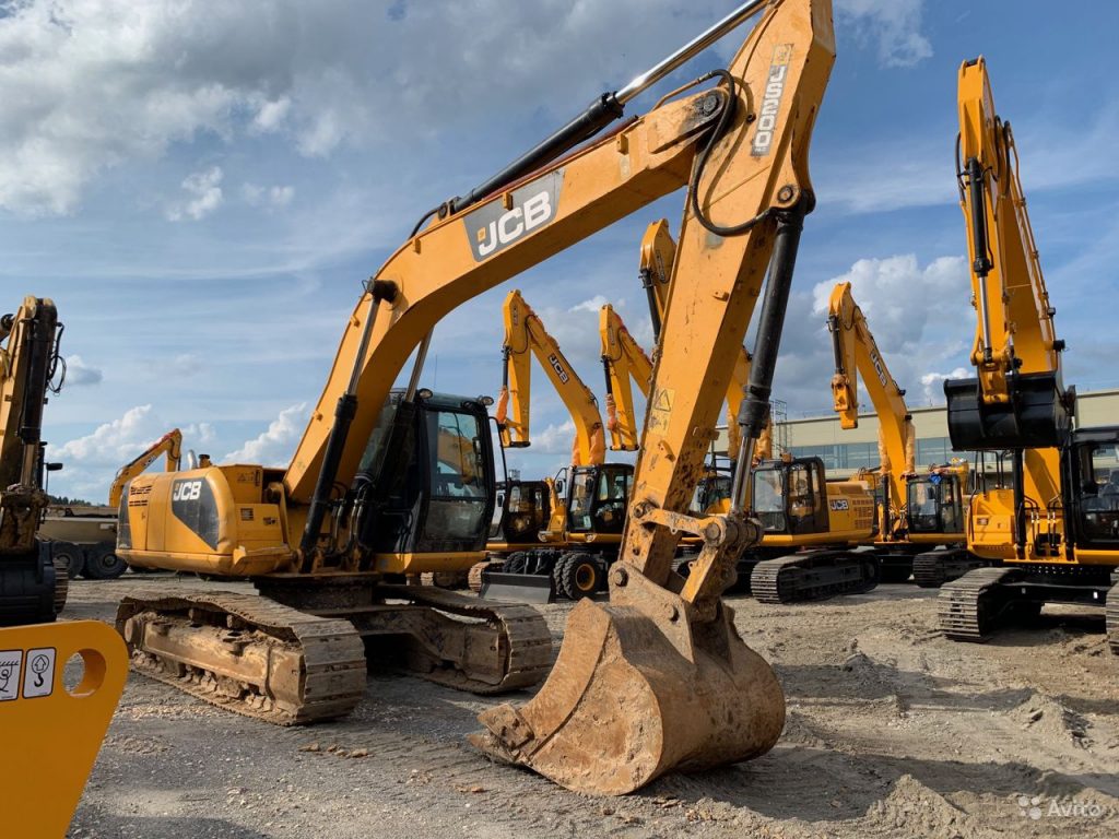 стоящие гусеничные экскаваторы JCB
