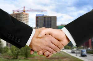 рукопожатие мужское в костюмах