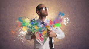 мужчина разрывает рубашку, из груди вырываются краски разного цвета